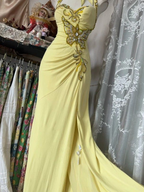 Elegante vestido largo de fiesta amarillo estilo sirena con lentejuelas y diamantes, escote halter y espalda descubierta (Y8554)