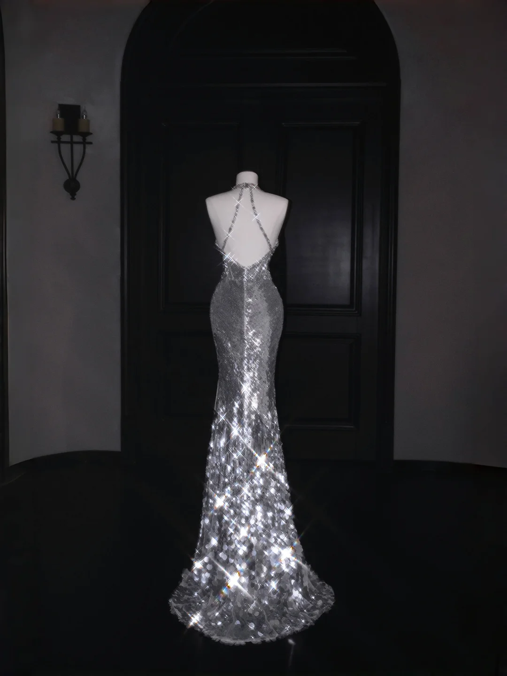Robe de soirée sirène argentée scintillante à décolleté plongeant en V et dos nu ornée de sequins et de perles (Y8687)