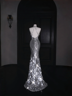 Robe de soirée sirène argentée scintillante à décolleté plongeant en V et dos nu ornée de sequins et de perles (Y8687)