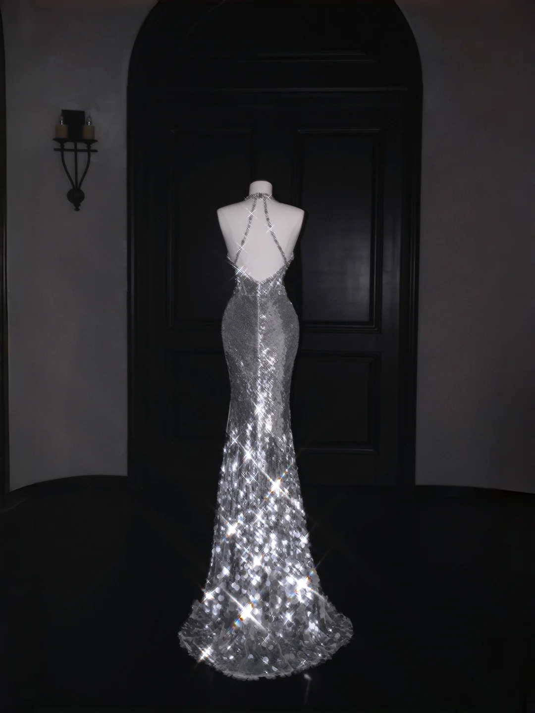 Robe de soirée sirène argentée scintillante à décolleté plongeant en V et dos nu ornée de sequins et de perles (Y8687)