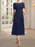 Vestido de novia de encaje con lentejuelas, corte en A, escote redondo ilusión y largo hasta la rodilla.