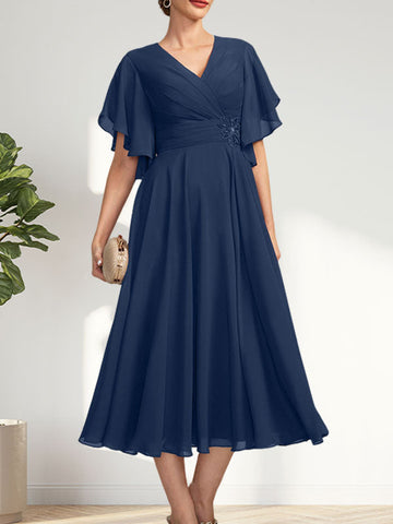 Vestido de corte A, escote en V, largo té, de gasa, para la madre de la novia, con plisados ​​y cuentas.