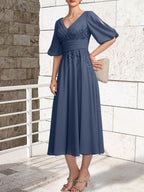 Vestido de novia de gasa de encaje, corte en A, escote en V y largo hasta la rodilla, con pliegues.