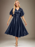 Vestido de novia de satén elástico, corte en A, escote en V, largo hasta la rodilla, con cuentas y pliegues. 