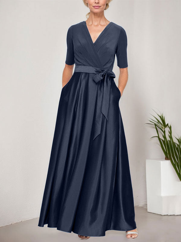 Vestido de baile con escote cruzado, falda amplia de satén y corpiño de jersey. 