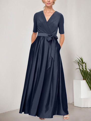 Robe de bal à encolure cache-cœur avec jupe ample en satin et corsage en jersey 