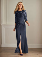 Vestido de madrina de la novia color ciruela, de encaje elástico y corte sirena. 