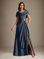 Robe de mariée trapèze en satin stretch, longue jusqu'au sol, avec décolleté rond et volants cascade, idéale pour la mère de la mariée. 