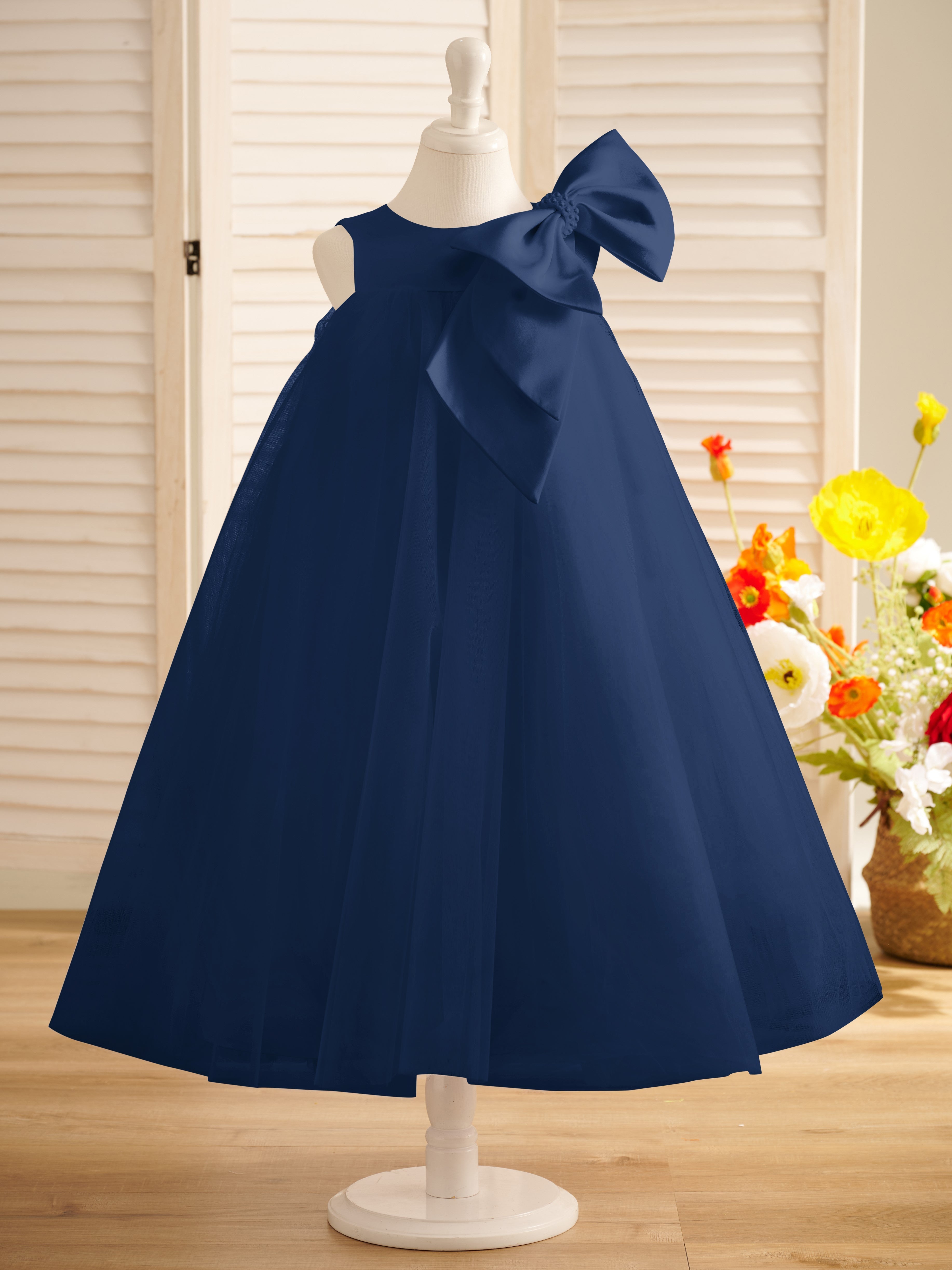 Vestido de niña pequeña de las flores, corte en A, con gran lazo y tul, hasta la rodilla. 
