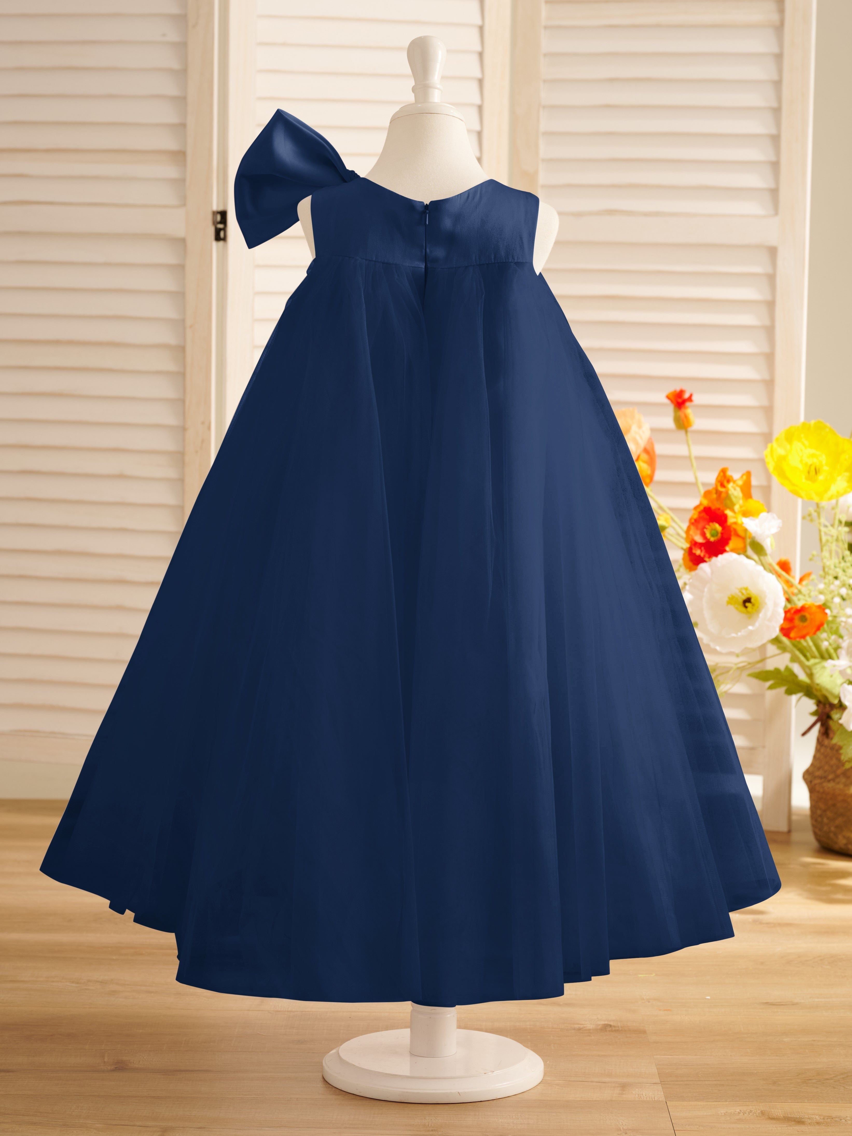 Vestido de niña pequeña de las flores, corte en A, con gran lazo y tul, hasta la rodilla. 