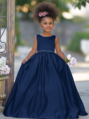 Vestido rosa sin mangas de satén con escote con cuentas y detalle de lazo 