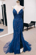 Vestido largo de sirena con apliques, espalda con cordones y abertura, estilo sirena.