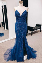 Vestido largo de sirena con apliques, espalda con cordones y abertura, estilo sirena.