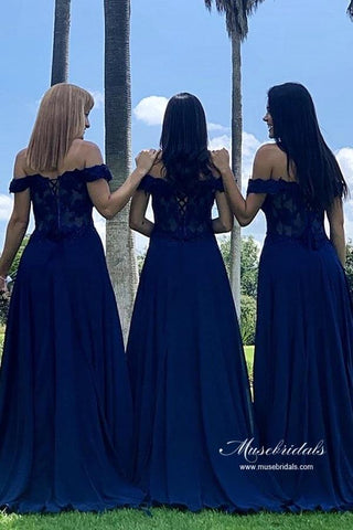 Vestidos largos de dama de honor de gasa azul marino, corte en A, con hombros descubiertos y encaje.