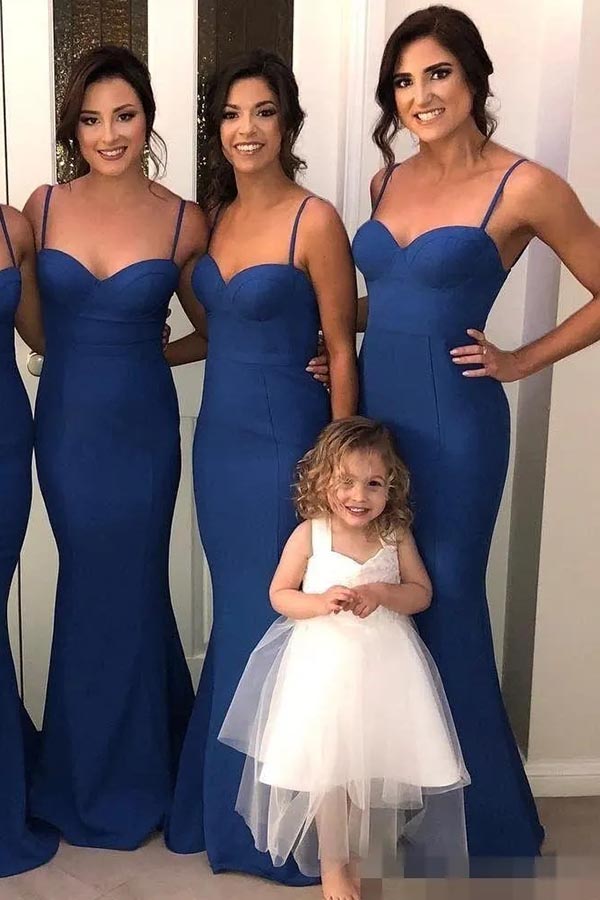 Vestido largo de dama de honor con escote corazón y tirantes finos estilo sirena 