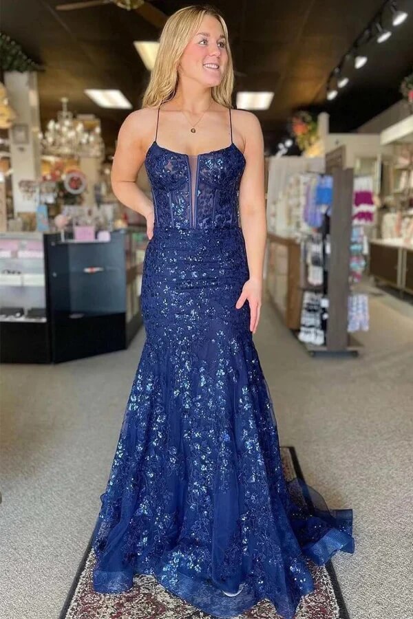 Vestido de fiesta de sirena con tirantes finos, escote en V y apliques de encaje.