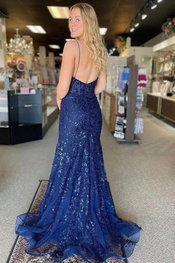 Vestido de fiesta de sirena con tirantes finos, escote en V y apliques de encaje.