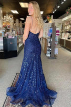 Vestido de fiesta de sirena con tirantes finos, escote en V y apliques de encaje.