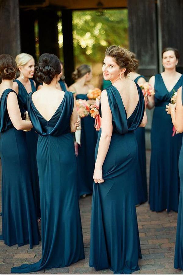 Robes de demoiselle d'honneur en satin, coupe trapèze, col en V, dos nu et traîne. 