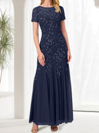 Robe longue bleue sirène à col rond ornée de perles, idéale pour la mère de la mariée