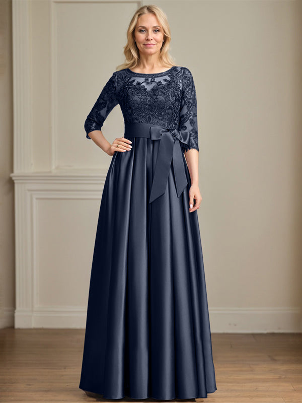 Vestido de novia corte A, escote ilusión, largo hasta el suelo, de satén y encaje, con lazo de lentejuelas. 