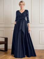 Vestido de novia de satén con encaje, corte en A, escote en V y largo hasta el suelo, con lazo de lentejuelas. 
