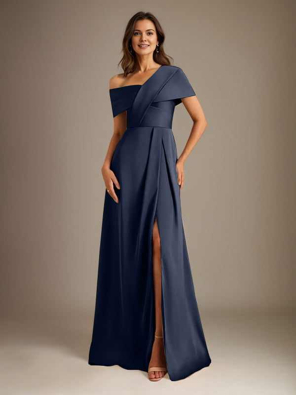Robe de mère de la mariée en satin, coupe trapèze, décolleté asymétrique et plis. 