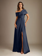 Robe de mère de la mariée en satin, coupe trapèze, décolleté asymétrique et plis. 