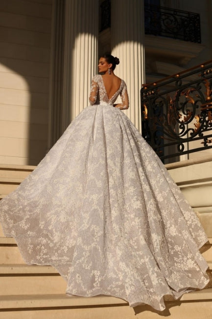 Robe de mariée de bal en dentelle, ornée de strass, manches 3/4 et décolleté cœur
