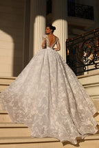 Robe de mariée de bal en dentelle, ornée de strass, manches 3/4 et décolleté cœur