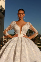Robe de mariée de bal en dentelle, ornée de strass, manches 3/4 et décolleté cœur