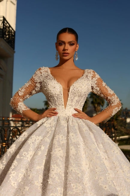 Robe de mariée de bal en dentelle, ornée de strass, manches 3/4 et décolleté cœur