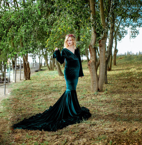 Vestido largo de terciopelo dorado para embarazadas, con escote en V y cola de sirena, ideal para sesiones de fotos.