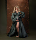Vestido de maternidad de manga larga abullonada con escote en V, estilo retrato.