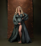 Vestido de maternidad de manga larga abullonada con escote en V, estilo retrato.