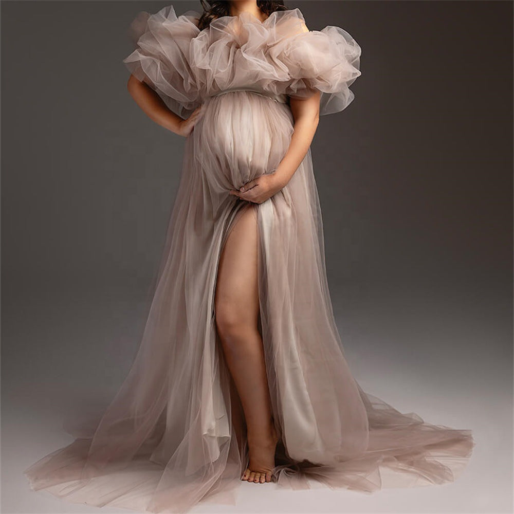 Vestido de tul para embarazadas, con un solo hombro, escote barco y abertura para realzar la figura.