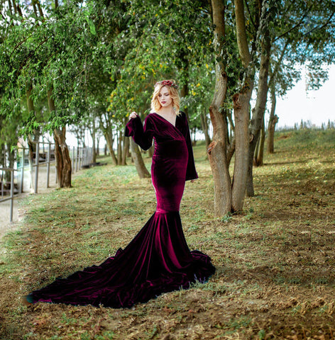 Vestido largo de terciopelo dorado para embarazadas, con escote en V y cola de sirena, ideal para sesiones de fotos.