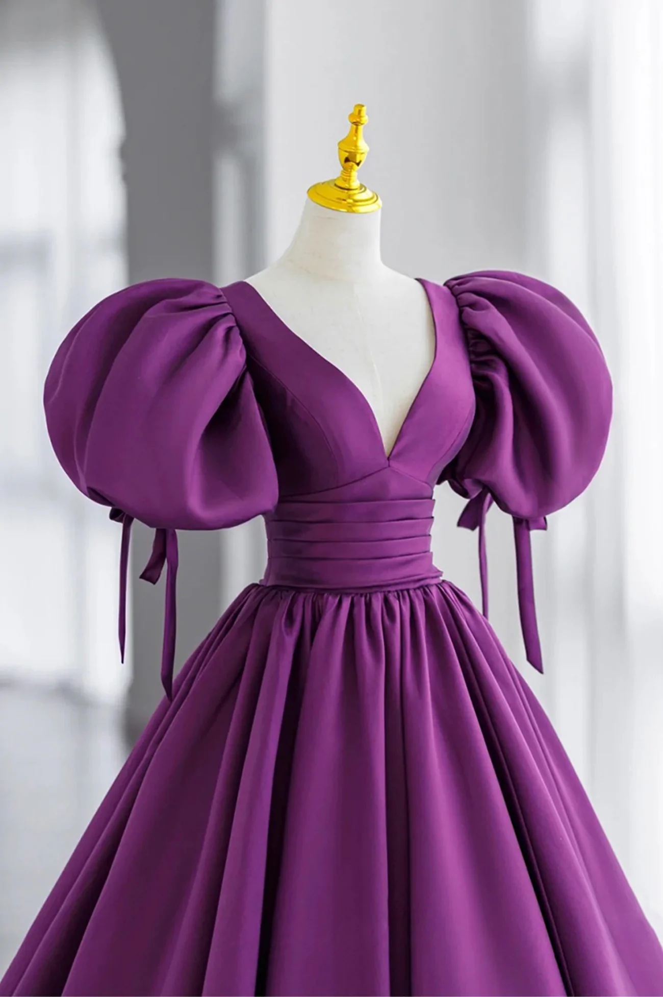 Vestido largo de fiesta de satén morado con mangas abullonadas y escote en V Y856