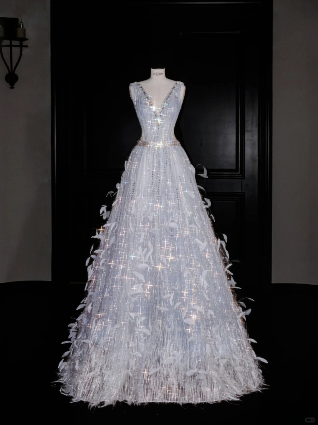 Vestido de noche de corte A, corte glamuroso, con escote en V, tul, cuentas y plumas, modelo Y8682