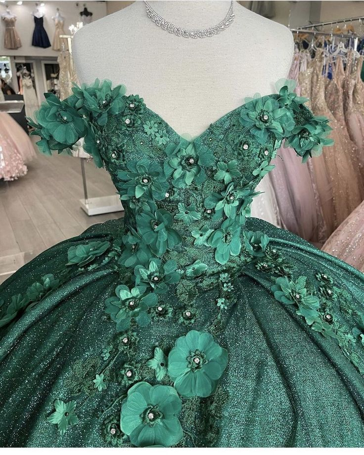 Vestido de gala verde con hombros descubiertos y flores para quinceañera Y4436