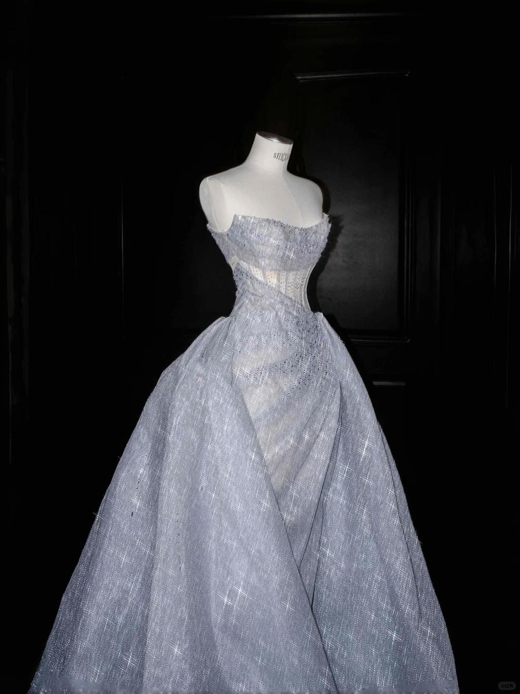 Robe de bal/de soirée/de mariage Y8676 en tulle bleu pailleté sans bretelles et sequins
