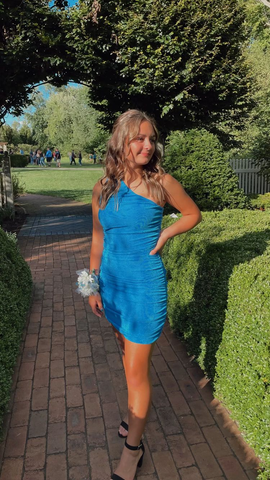 Vestido ajustado azul de un solo hombro para fiesta de bienvenida Y3020