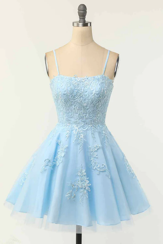 Robe de bal courte bleu clair à bretelles spaghetti, coupe trapèze, laçage au dos et application Y2417