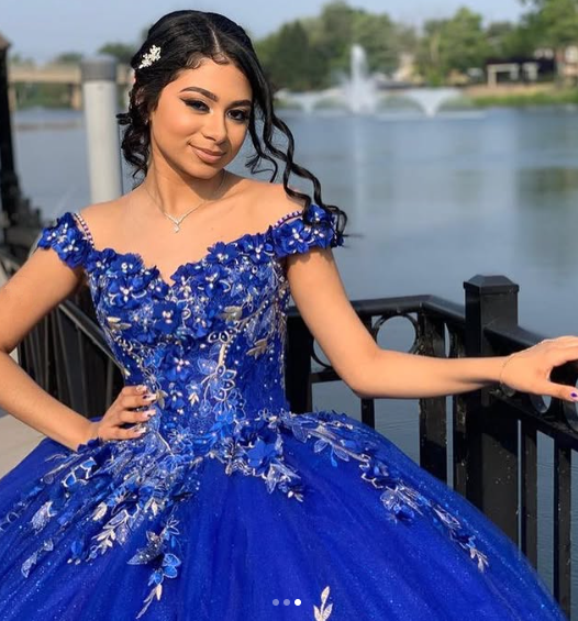 Vestido de quinceañera azul real con escote corazón y flores 3D, ideal para fiestas de graduación y 15 o 16 años (modelo Y2821).