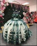 Vestido de quinceañera verde de baile con hombros descubiertos, apliques de flores 3D y cuentas, ideal para fiestas de 15 y 16 años (modelo Y292).
