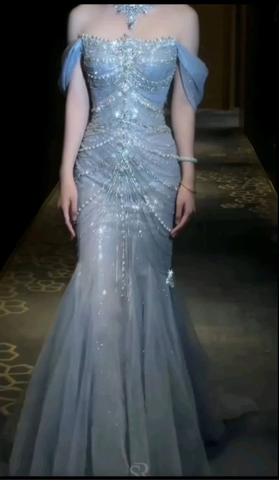 Precioso vestido de novia/fiesta de sirena con hombros descubiertos y tul azul con cuentas Y8058