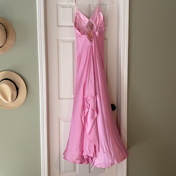 Precioso vestido de noche largo de satén rosa con tirantes finos y cuentas, modelo Y8216