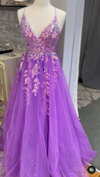 Vestido largo de fiesta morado con escote en V, apliques de tul y encaje, abertura alta, modelo Y7847