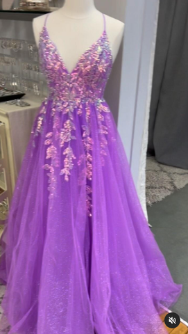 Vestido largo de fiesta morado con escote en V, apliques de tul y encaje, abertura alta, modelo Y7847