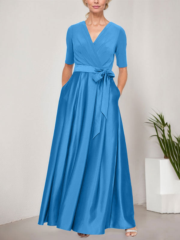 Vestido de baile con escote cruzado, falda amplia de satén y corpiño de jersey. 